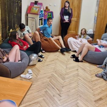 Uczestnicy zajęć pozują do zdjęcia.