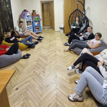 Uczestnicy zajęć pozują do zdjęcia.