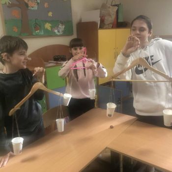 Uczniowie klasy 1b i 3a podczas konstruowania wagi.