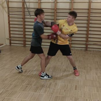 Chłopcy ćwiczą boks