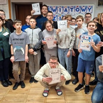 dzieci wraz z wychowawcami podczas 15 Światowego Dnia Tabliczki Mnożenia