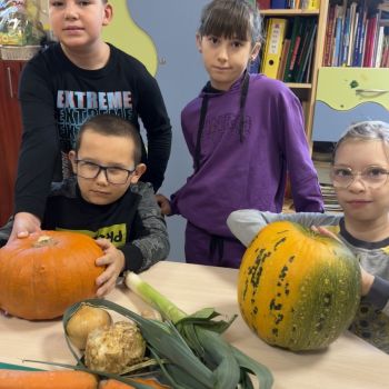 Dzieci oglądają warzywa na zupę dyniową. 
