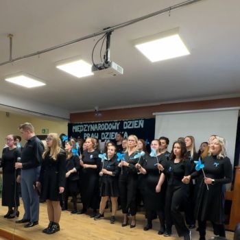 Szkolny chór na scenie