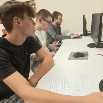 dzieci na komputerze piszą podanie o pracę i wysyłają e-mail