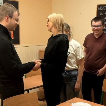 wychowawcy i wychowankowie składają życzenia urodzinowe Kubie