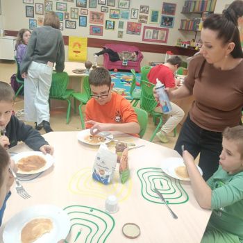 Uczniowie wraz z n-lką ozdabiają swoje misie.