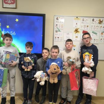 Uczniowie klas 1-3 eksponują zebrane prezenty.