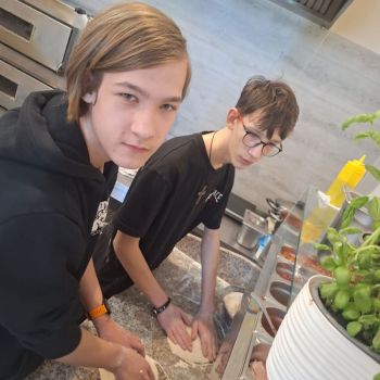 Uczniowie przygotowujący pizzę