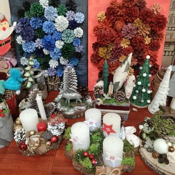 Kompozycje bożonarodzeniowe na plastrach drewna, korze i płótnie.  