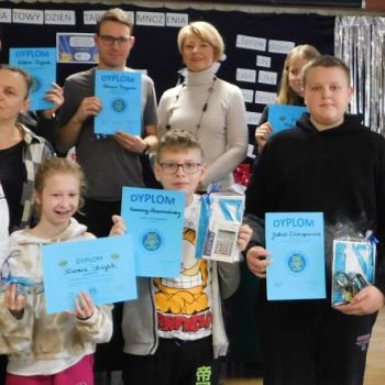 wspólne zdjęcie uczestników i nauczycieli 15 Światowego Dnia Tabliczki Mnożenia