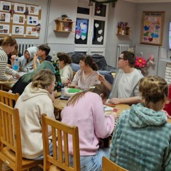 Uczestnicy kreatywnych warsztatów świątecznych pod hasłem: „Drewniana choinka”. 