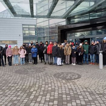 Uczniowie przy hotelu Ikar