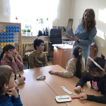 Zaprezentowanie uczniom termometrów.