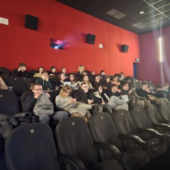 Młodzież w sali kinowej