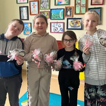 Grupa uczniów z upominkami dla Dziadków.