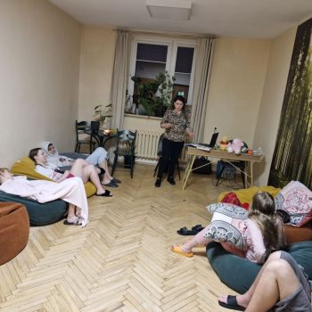 Nauczyciel wprowadza dzieci w temat zajęć poprzez rozmowę kierowaną dot. emocji, ze szczególnym uwzględnieniem złości.