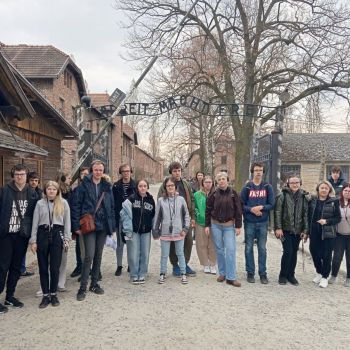 uczniowie przed bramą Muzeum w Auschwitz