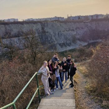 Wychowankowie z wychowawcami w "Rezerwacie Sklanym Ślichowice"- pozują do zdjęcia.