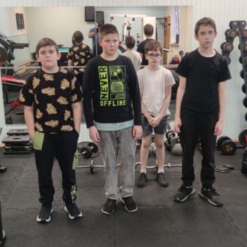 Chłopcy ćwiczą na siłowni