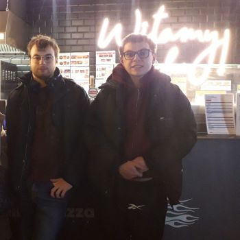 chłopcy w lokalu do którego wybrali się na pizzę