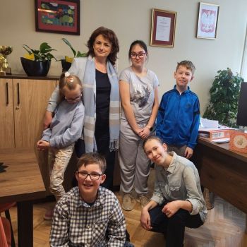 Pani wicedyrektor i uczniowie ubrani na niebiesko