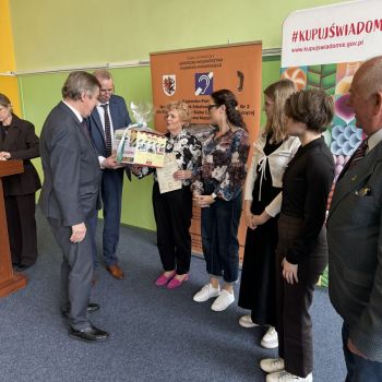 Wręczenie nagrody za zdobycie III miejsca dla placówki