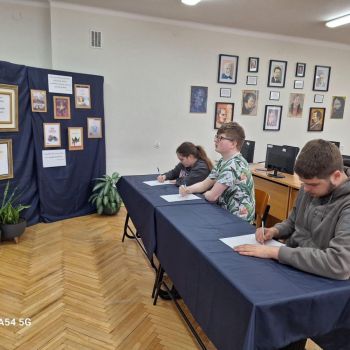 Uczniowie w trakcie rozwiązywania zadań konkursowych.