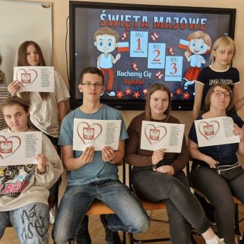Wychowankowie wspólnie świętują majowe święta, prezentując prace z symbolem Polski i okazując patriotyzm.