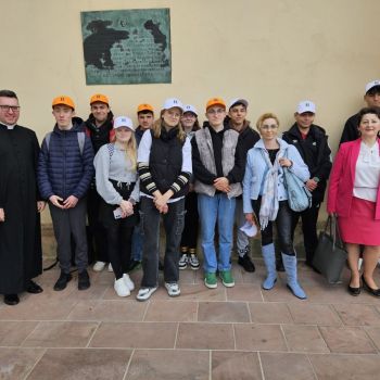 Uczniowie przy katedrze z wychowawcami