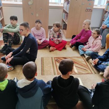 Uczniowie klas I-III podczas zajęć w bibliotece