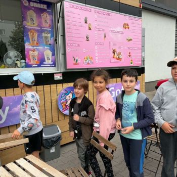 Uczniowie kupują lody z automatu