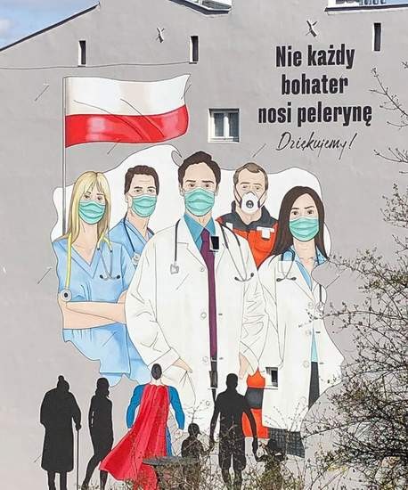 Mural: lekarze w maseczkach, flaga i kontur Polski. Napis: Nie każdy bohater nosi pelerynę.