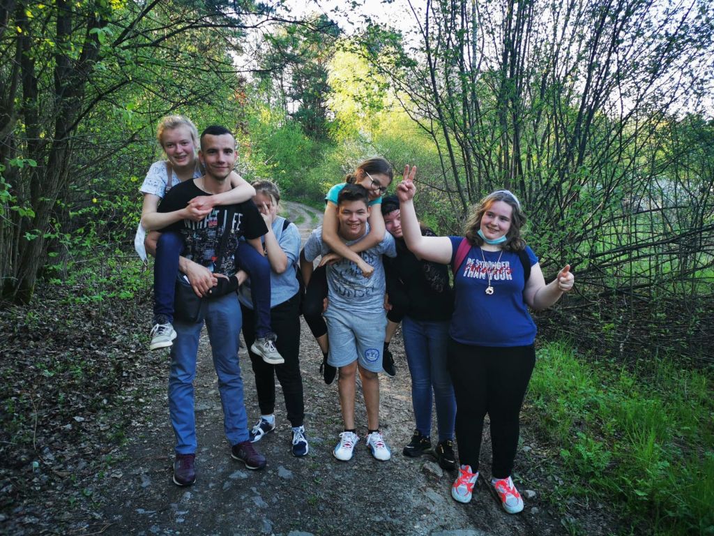 Grupa uczniów podczas spaceru przez las