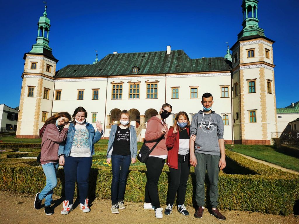 Grupa uczniów, za nimi Pałac Biskupów Krakowskich