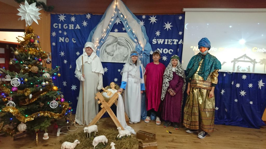 Uczniowie biorący udział w jasełkach na scenie