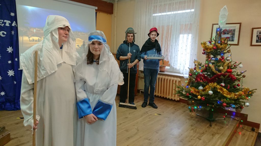 Uczniowie biorący udział w jasełkach na scenie