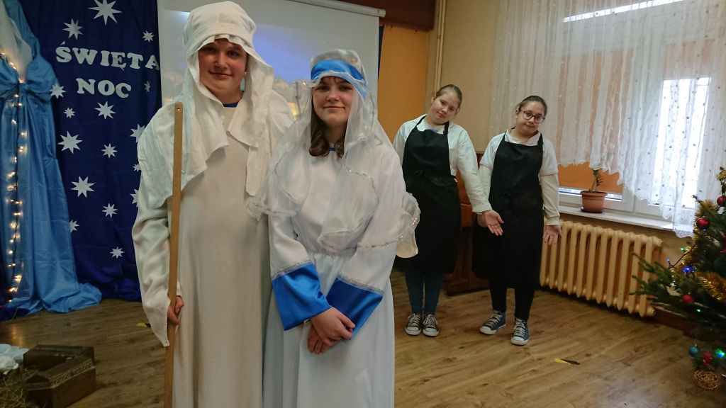 Uczeń i uczennica przebrani za Marię i Józefa
