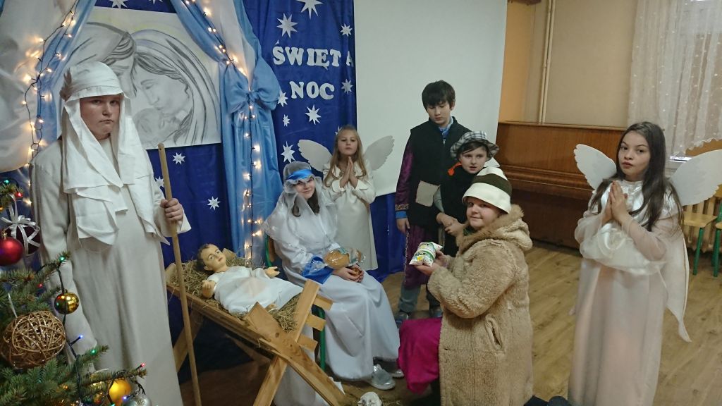 Uczniowie biorący udział w jasełkach na scenie